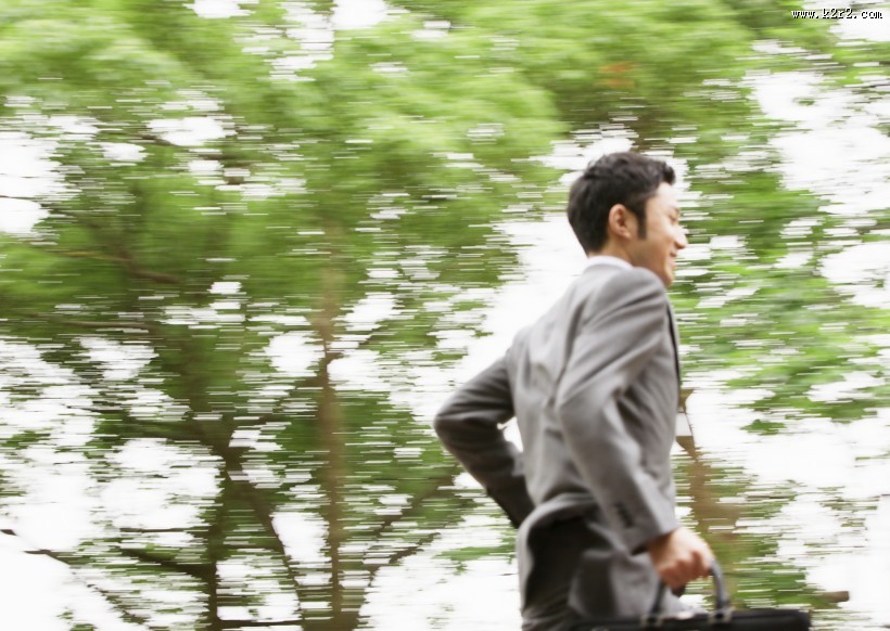 户外草地上的白领图片