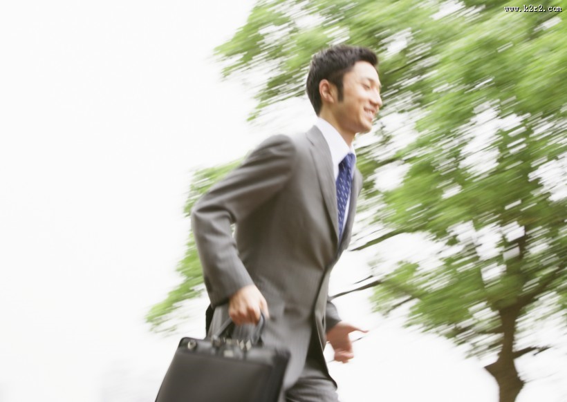 户外草地上的白领图片