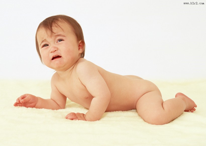 哭泣的宝宝图片