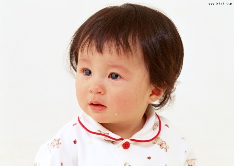 哭泣的宝宝图片