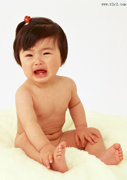 哭泣的宝宝图片