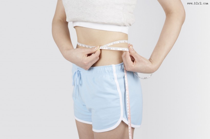量腰围的美女图片