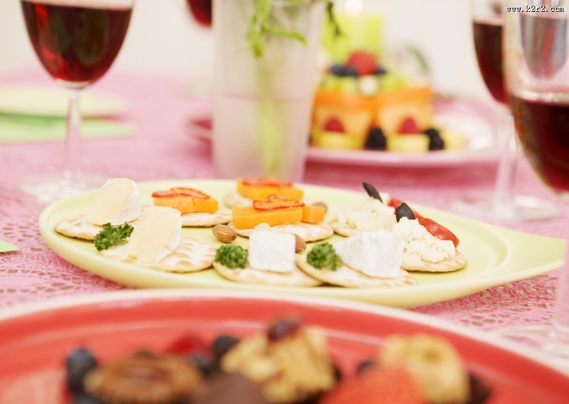 朋友聚会享用美食图片