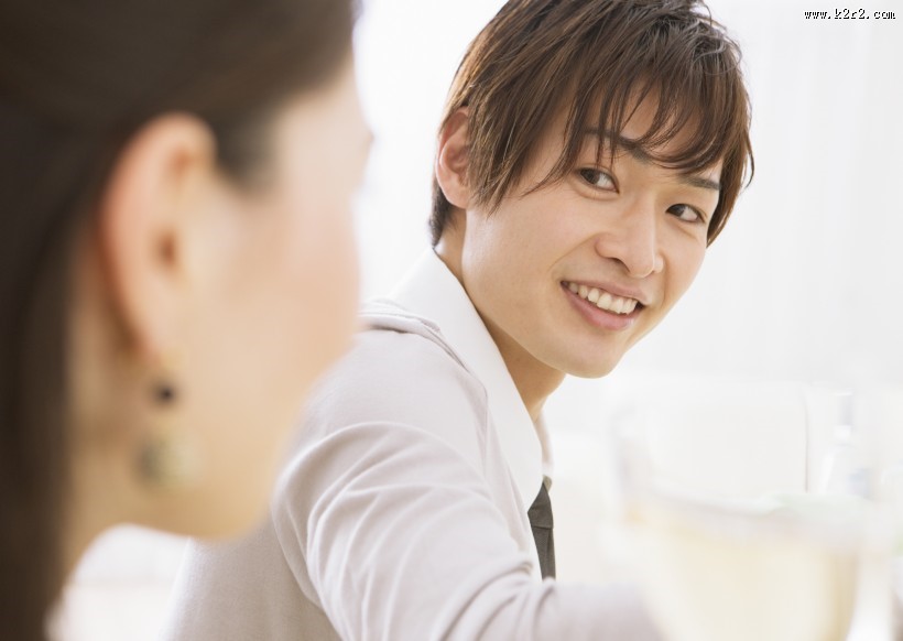 朋友聚会享用美食图片