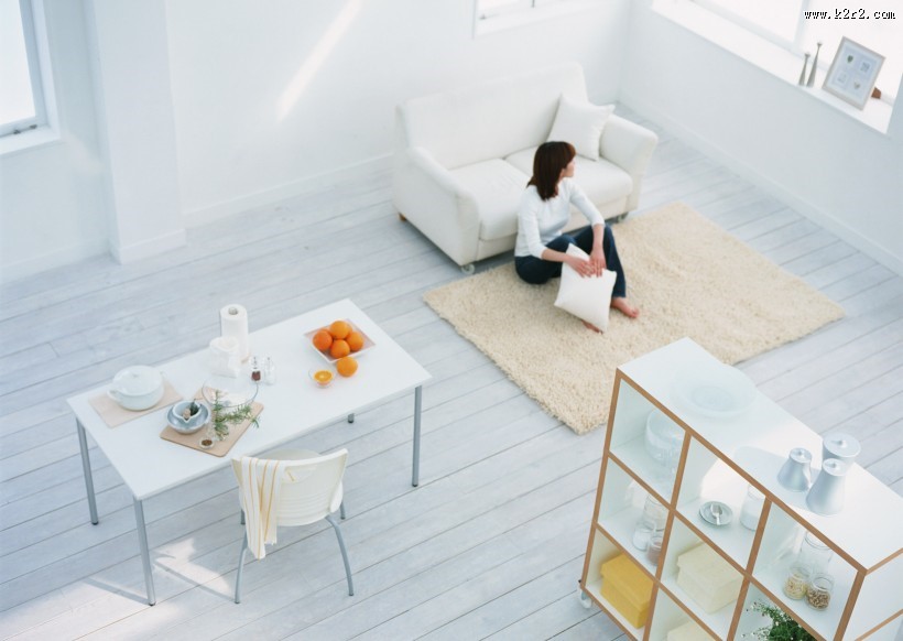 女性室内休闲图片