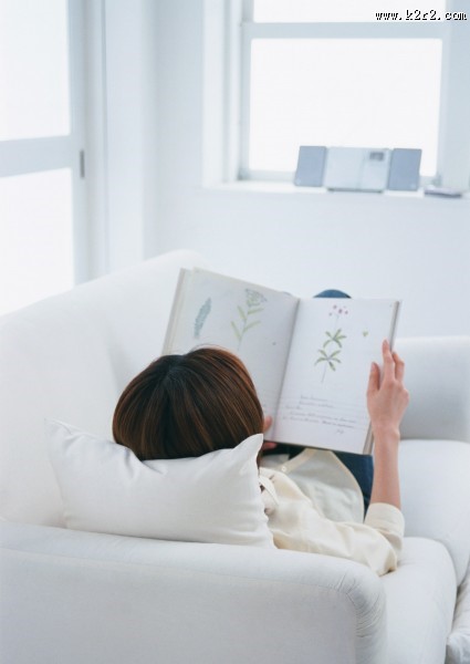 女性室内休闲图片