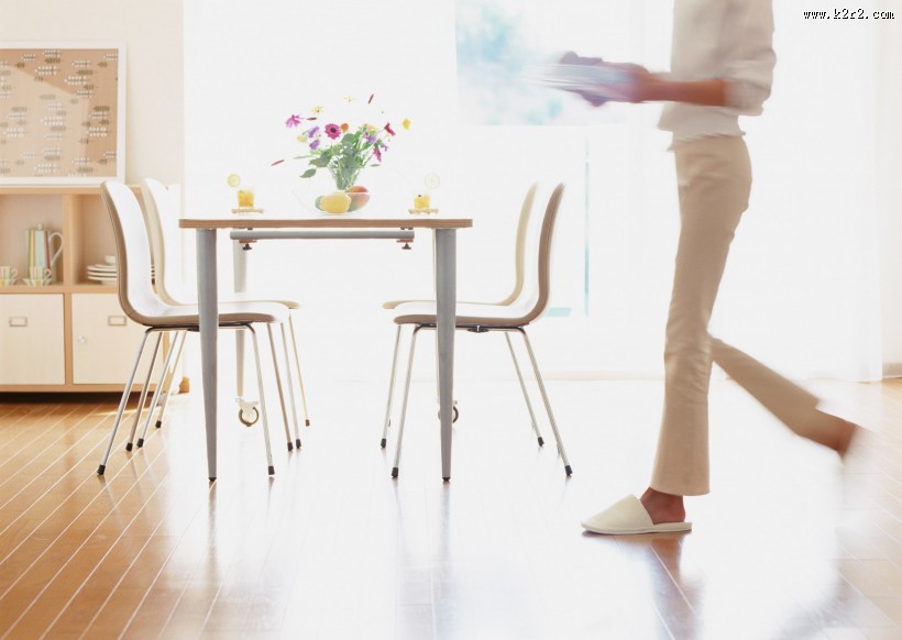 女性室内忙碌做饭图片