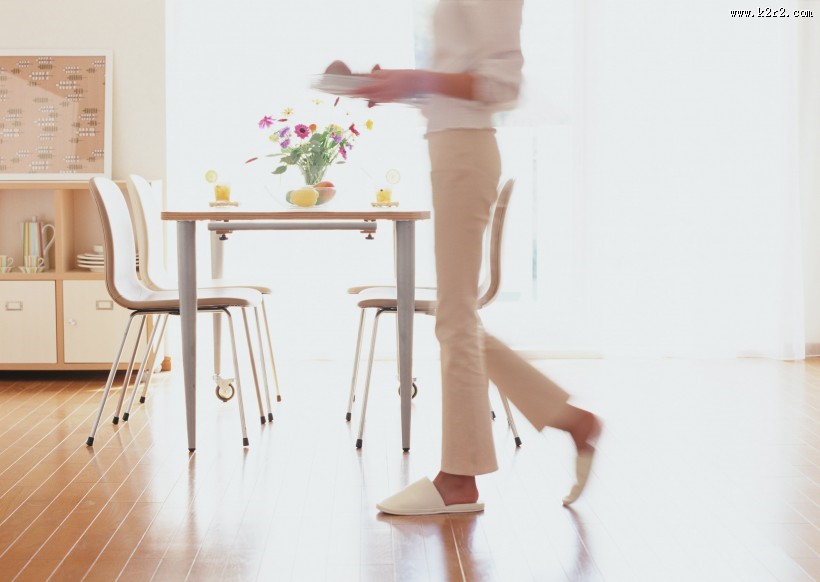 女性室内忙碌做饭图片