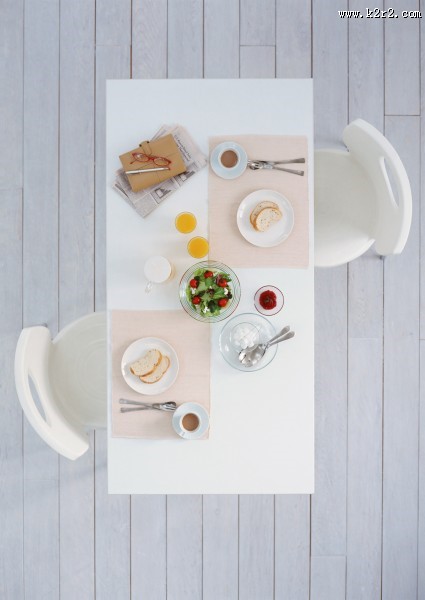 女性和早餐图片