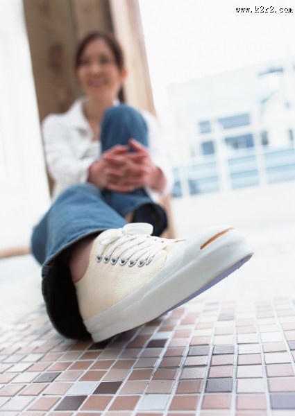 穿牛仔裤的阳光女生图片