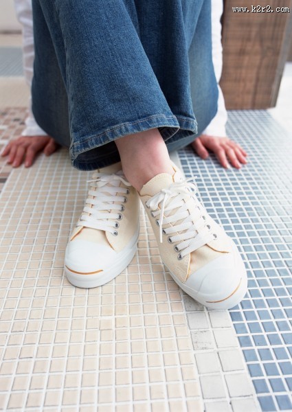 穿牛仔裤的阳光女生图片