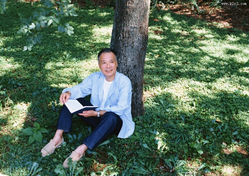 树下休闲老年男性图片大全