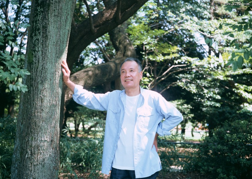 树下休闲老年男性图片大全