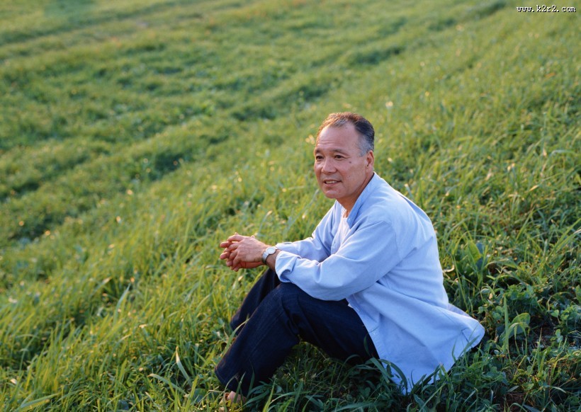 树下休闲老年男性图片大全