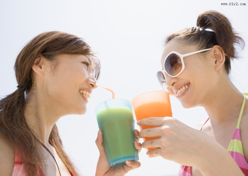 沙滩快乐女孩图片