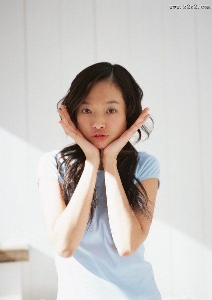 活泼女生搞怪表情图片