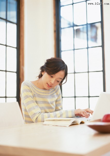 女性上网图片