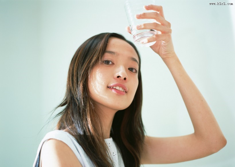 女性喝水图片