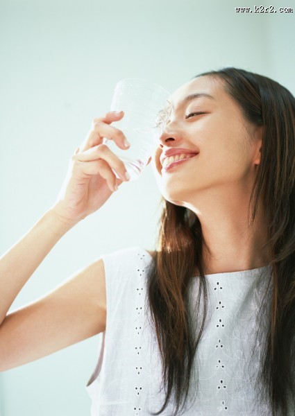 女性喝水图片