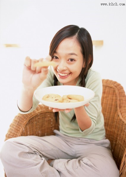 女性和食物水果图片
