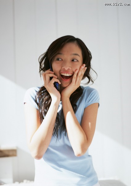 女性玩手机图片