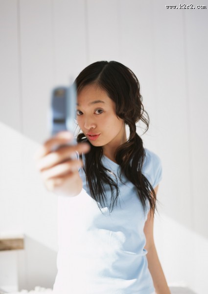 女性玩手机图片