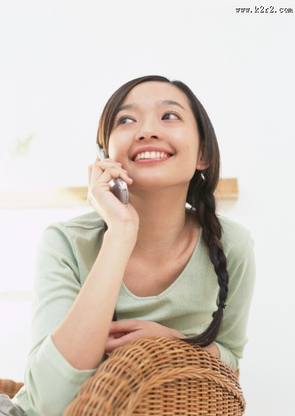 女性玩手机图片