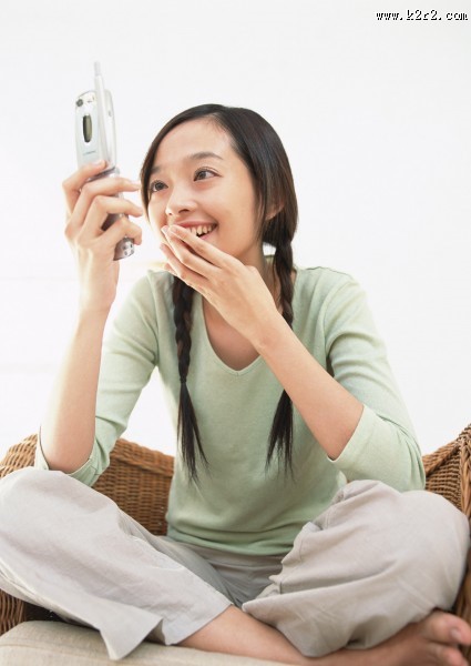 女性玩手机图片