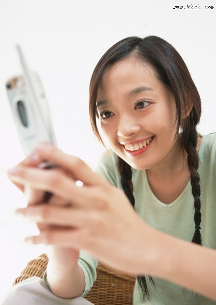 女性玩手机图片