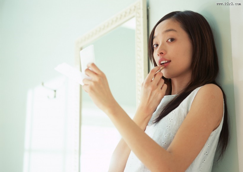 女性清晨梳妆图片