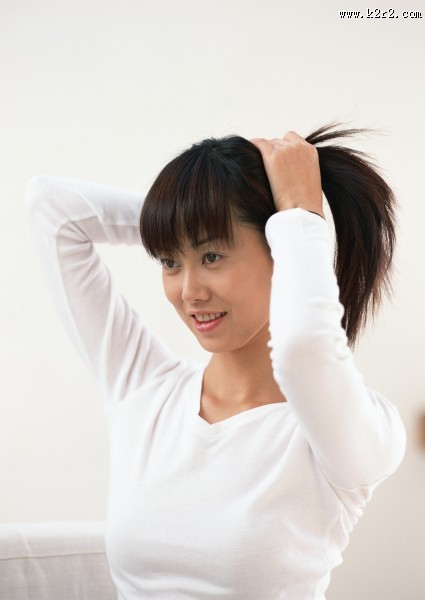 女性清晨梳妆图片