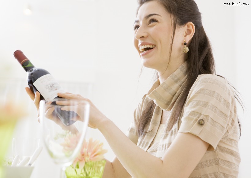 朋友聚会享用红酒图片大全