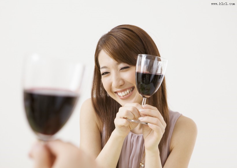 朋友聚会享用红酒图片大全