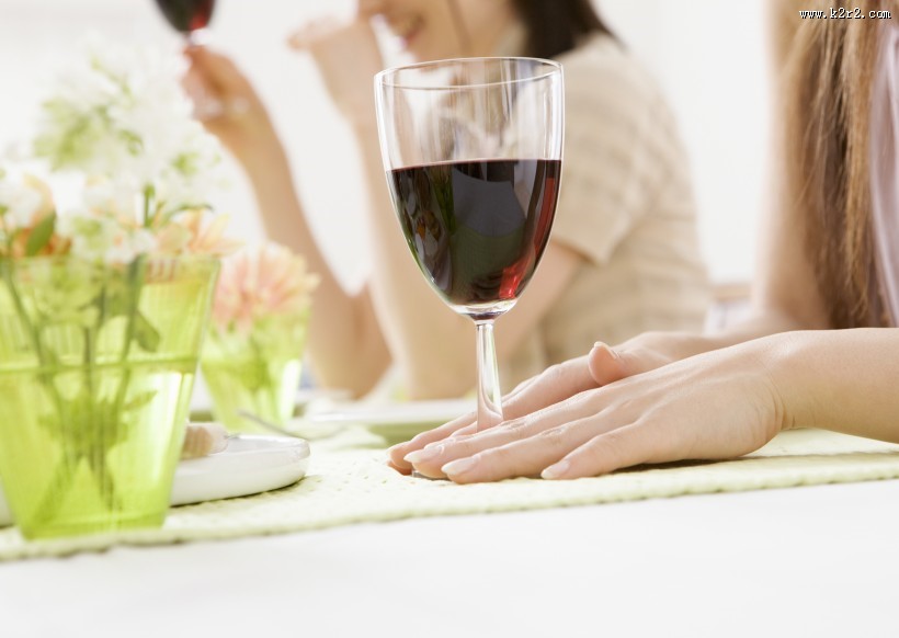 朋友聚会享用红酒图片大全