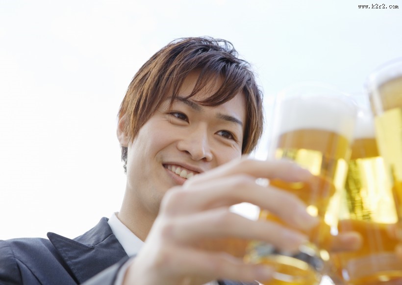 朋友聚会享用啤酒图片