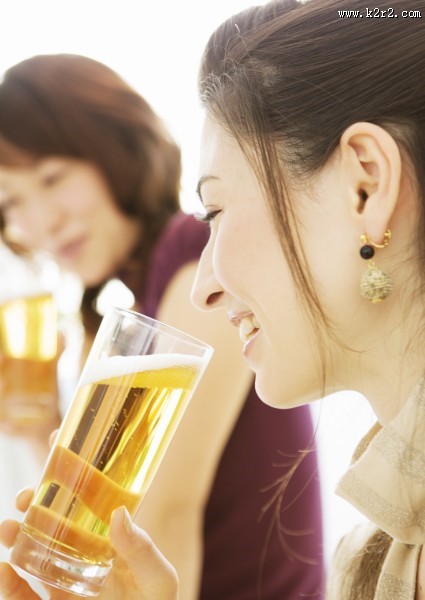 朋友聚会享用啤酒图片