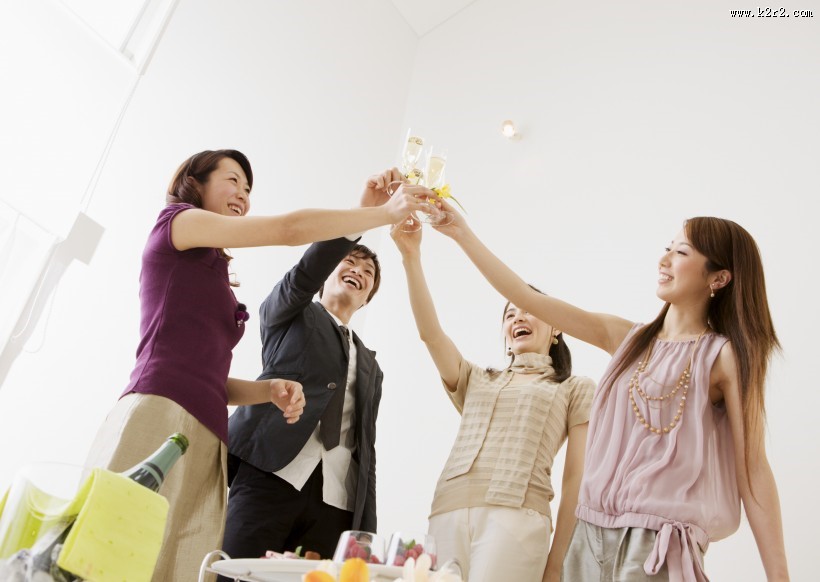 朋友聚会享用香槟图片大全