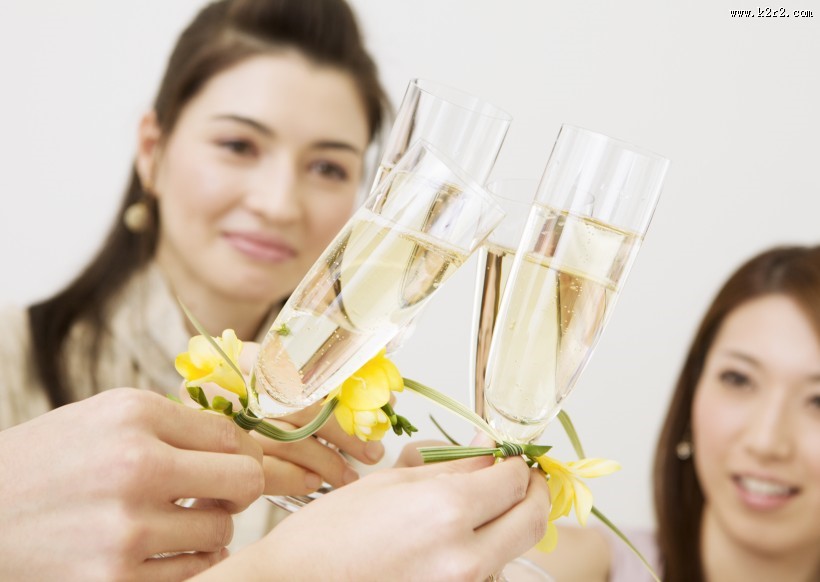 朋友聚会享用香槟图片大全