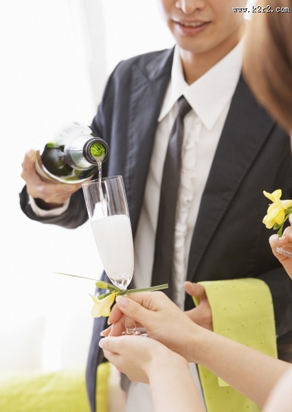 朋友聚会享用香槟图片大全