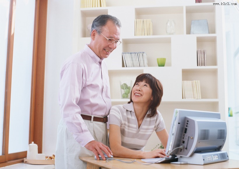 老人和电脑图片