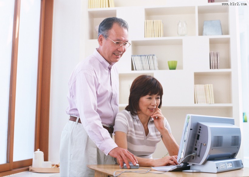 老人和电脑图片