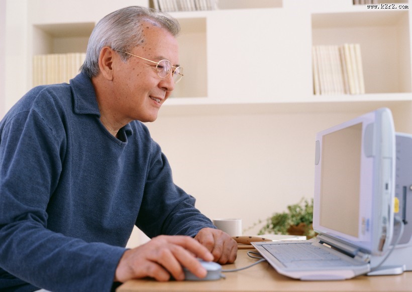 老人和电脑图片