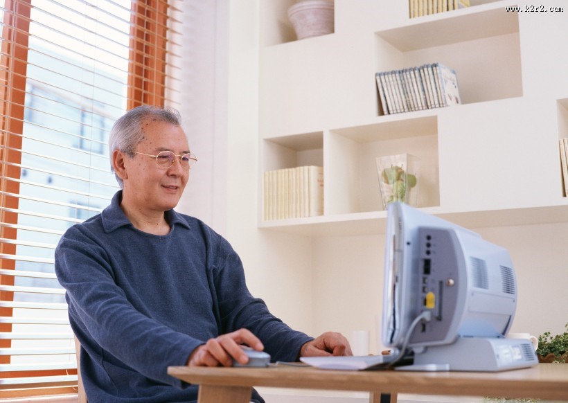 老人和电脑图片