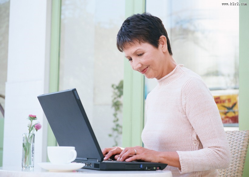 老人和电脑图片