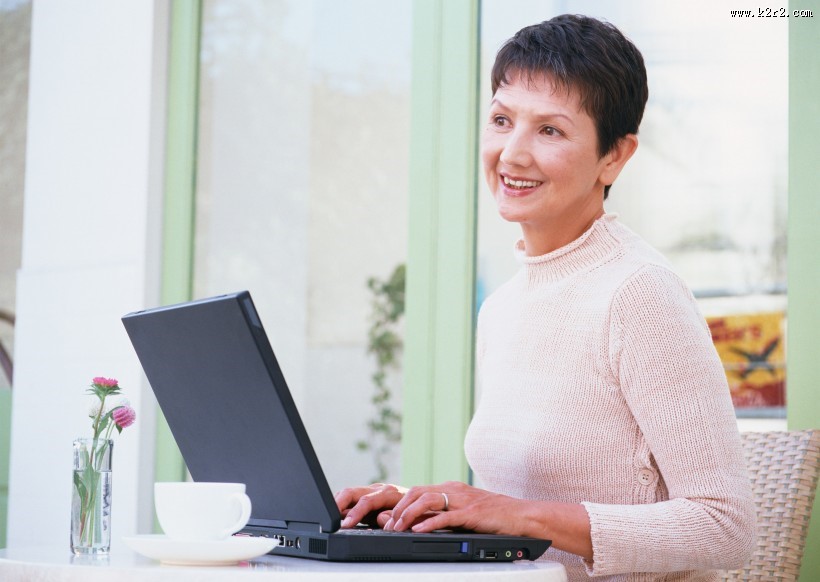 老人和电脑图片