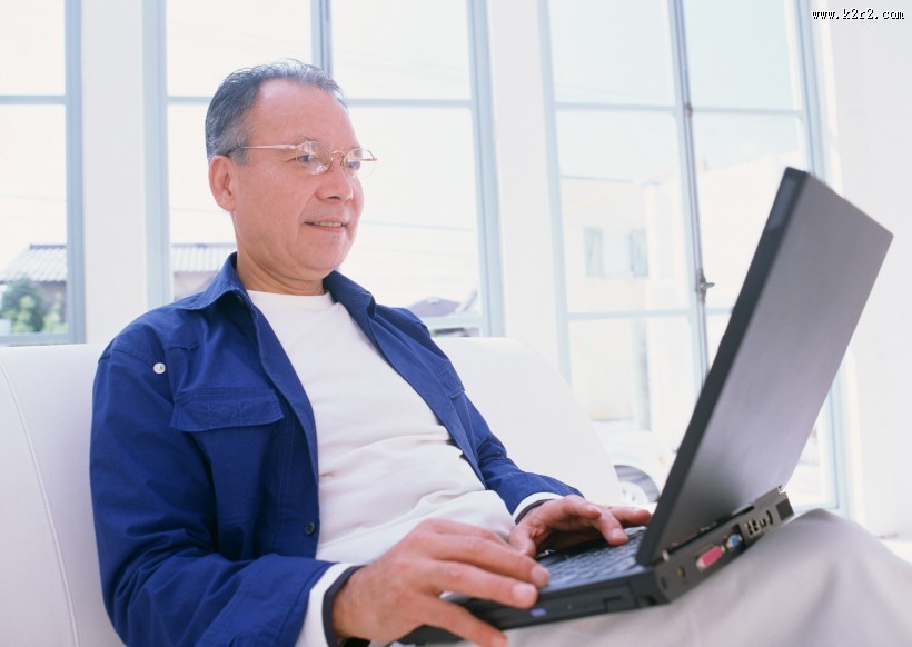 老人和电脑图片