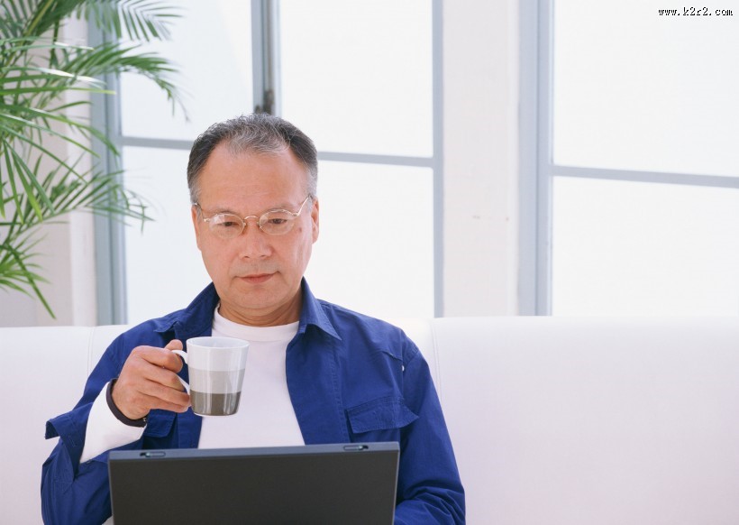 老人和电脑图片