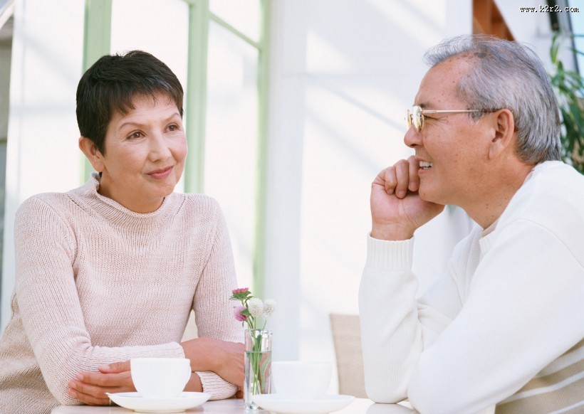 老年恩爱夫妻休闲图片