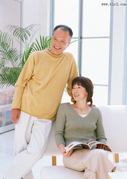 老年恩爱夫妻休闲图片