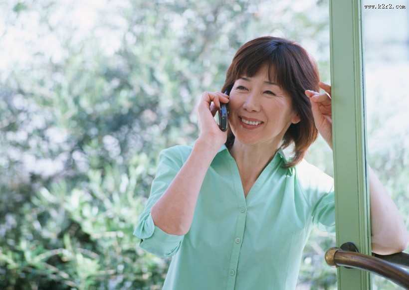 老年人室内打电话图片大全